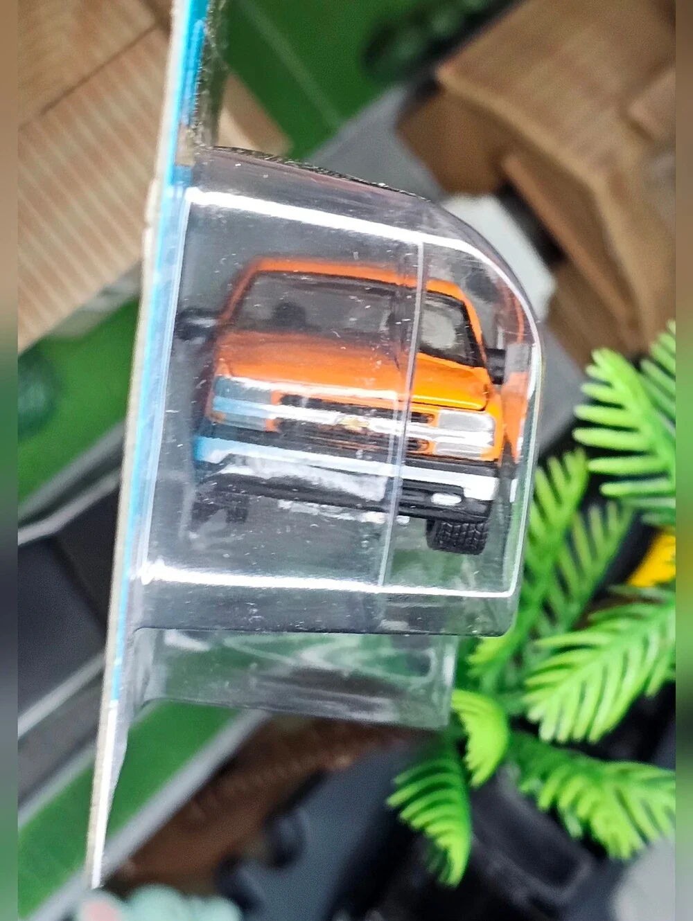 Johnny Lightning Chevrolet 2002 Chevy Silverado - Orange
